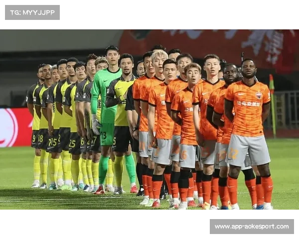 中超第24轮大连英博与深圳新鹏城激战正酣,两队争夺季后赛席位决战上演